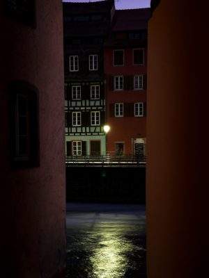 Rue avec un lampadaire à Strasbourg