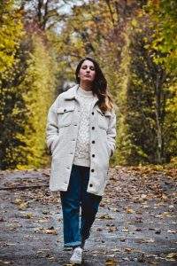 shooting photo femme dans la forêt