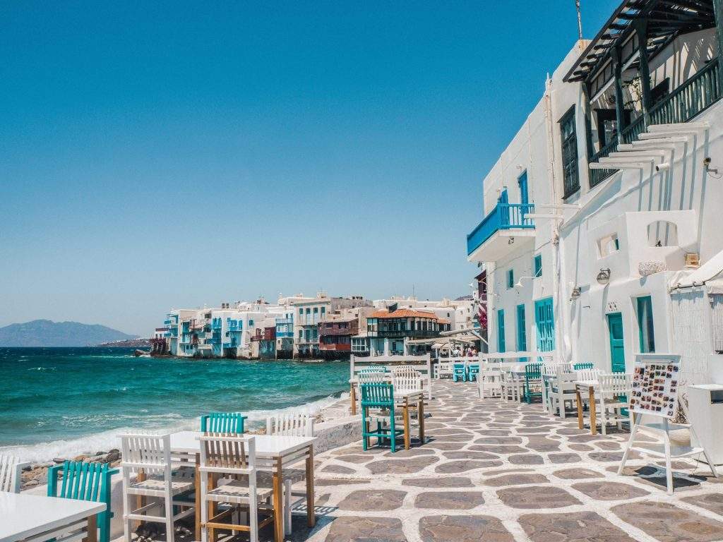 Un déjeuner face aux eaux turquoise de la Petite Venise. L’architecture blanche et bleue incarne tout le charme des Cyclades.