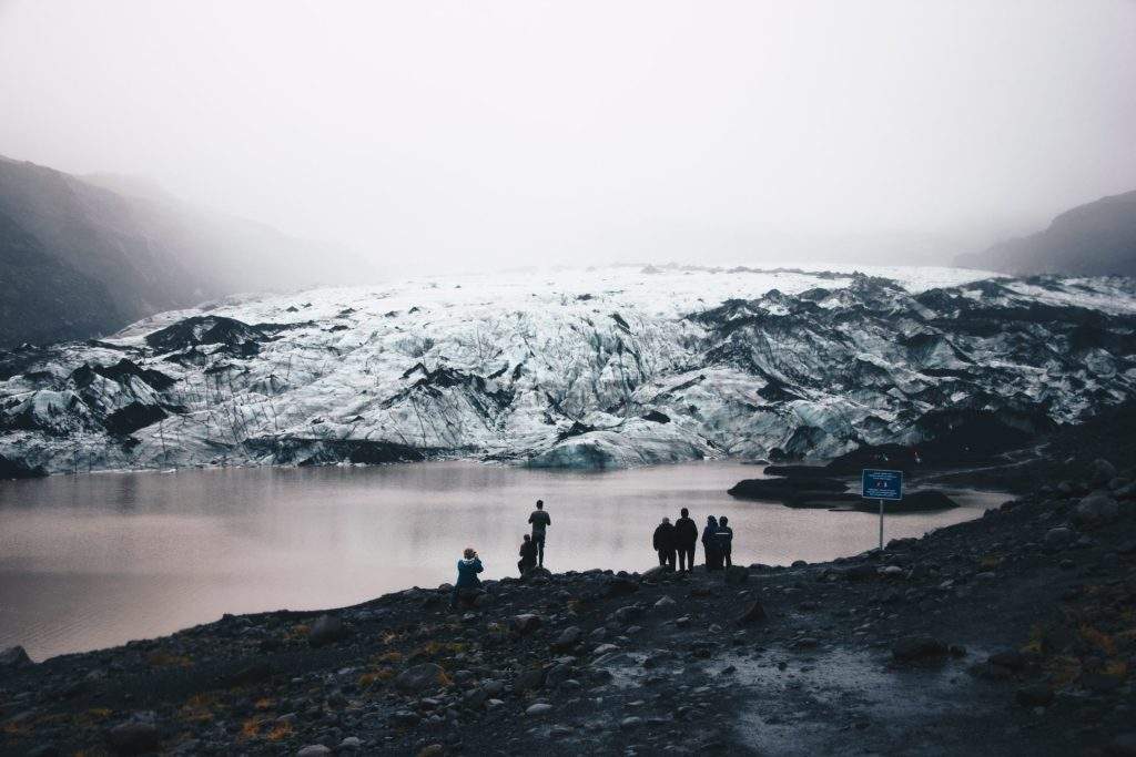 Face au glacier, le silence du paysage devient saisissant. Une rencontre spectaculaire entre glace, roche et brume.
