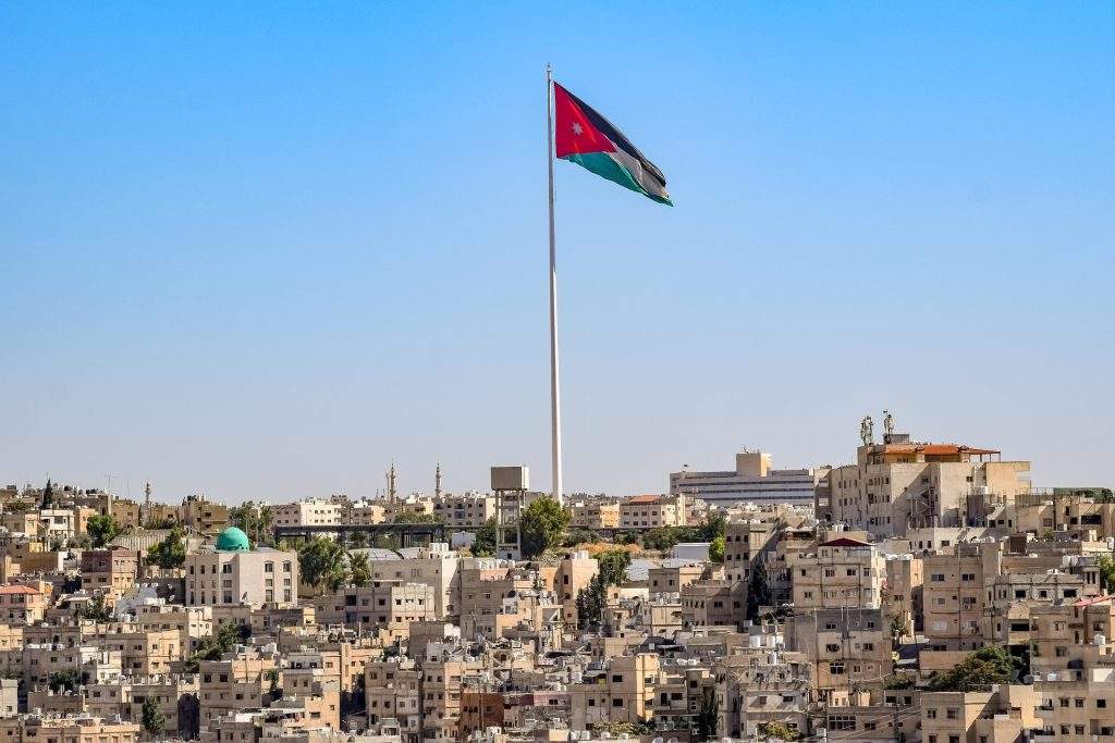 Drapeau jordanien flottant au-dessus d’Amman