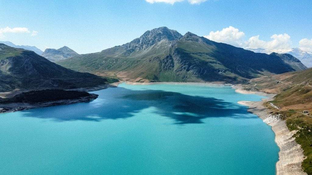 Lac turquoise entouré de montagnes alpines