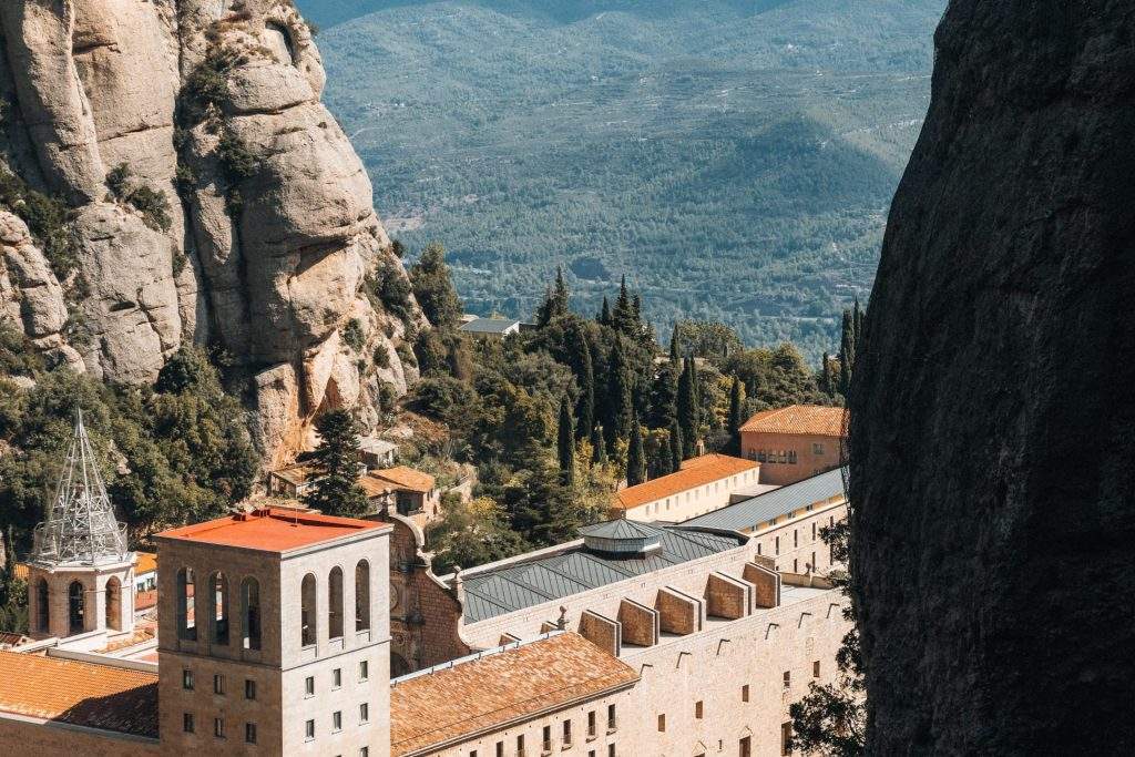Monastère de Montserrat entre les falaises et la forêt