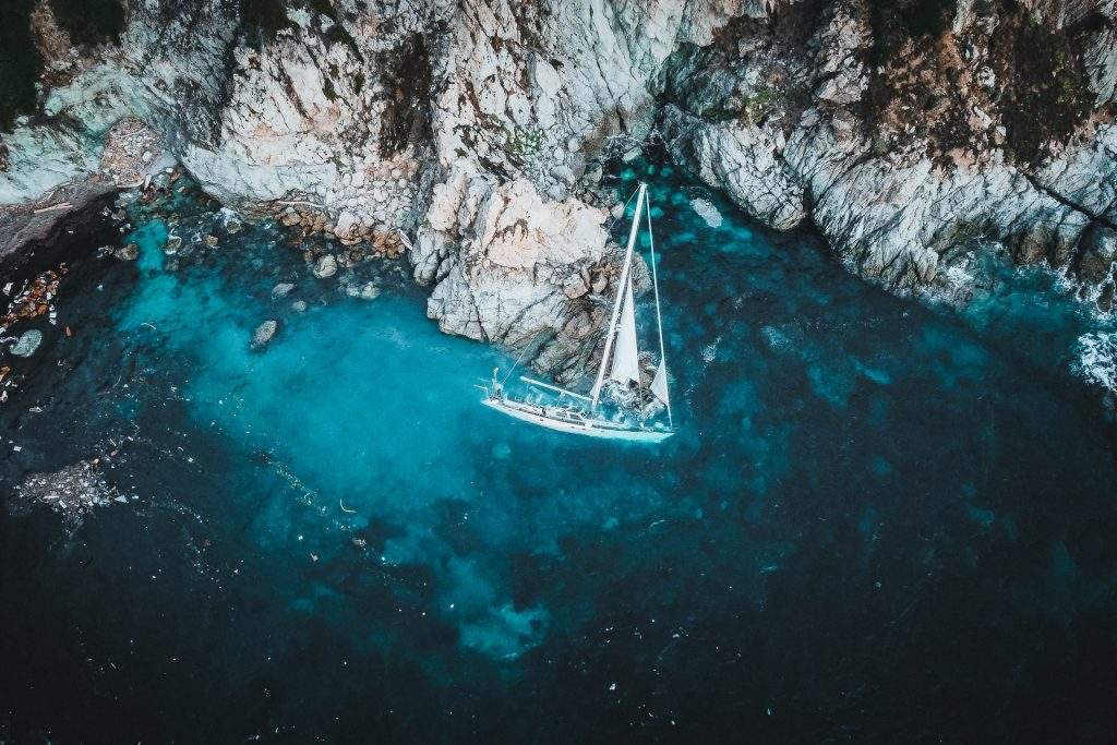 Une escapade maritime au cœur d’une crique sauvage. Les eaux turquoise contrastent avec les rochers escarpés.
