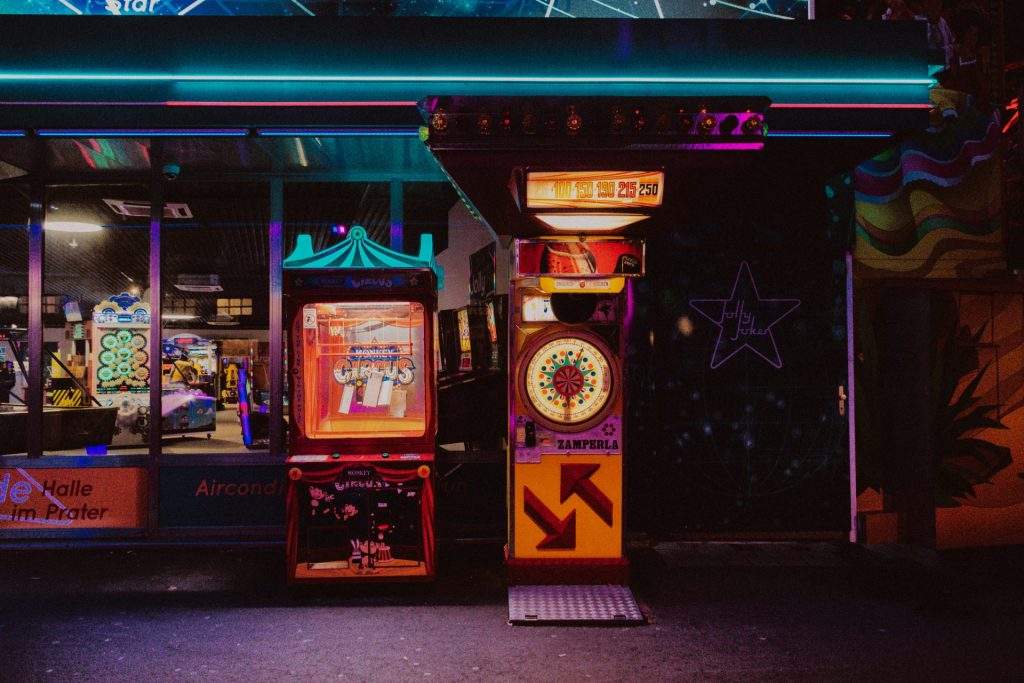 Bornes d’arcade colorées dans une salle de jeux rétro