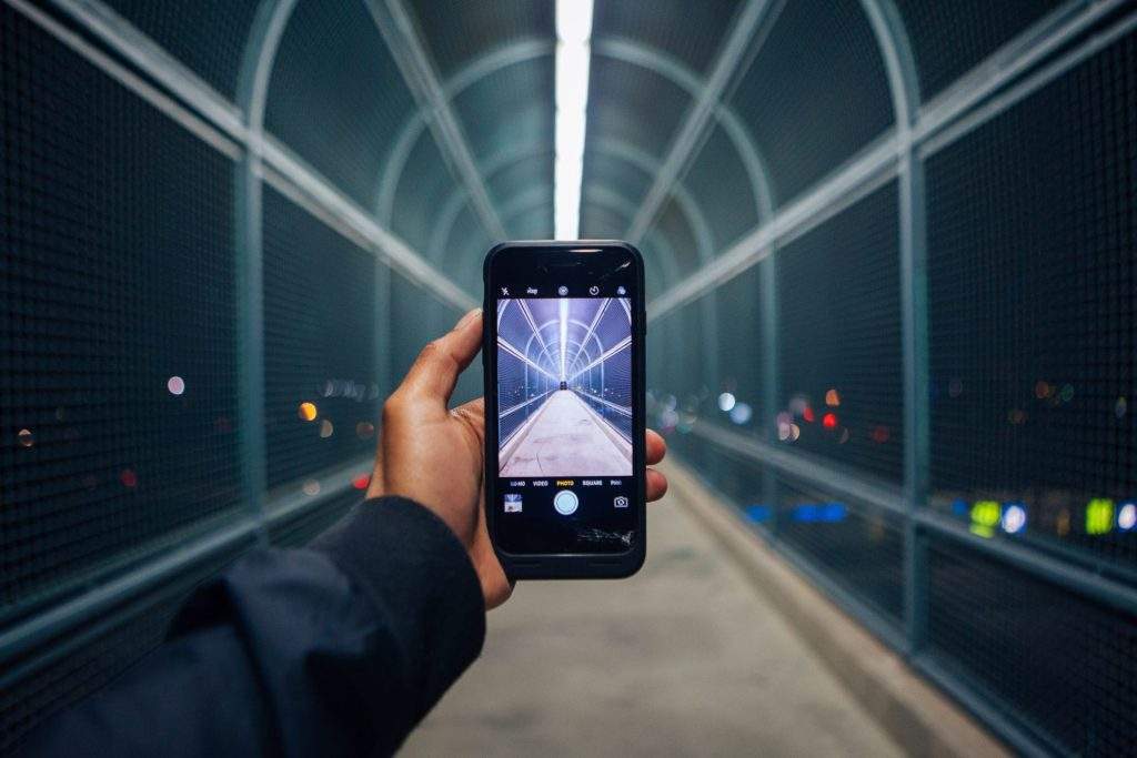 Téléphone photographiant un tunnel piétonnier éclairé