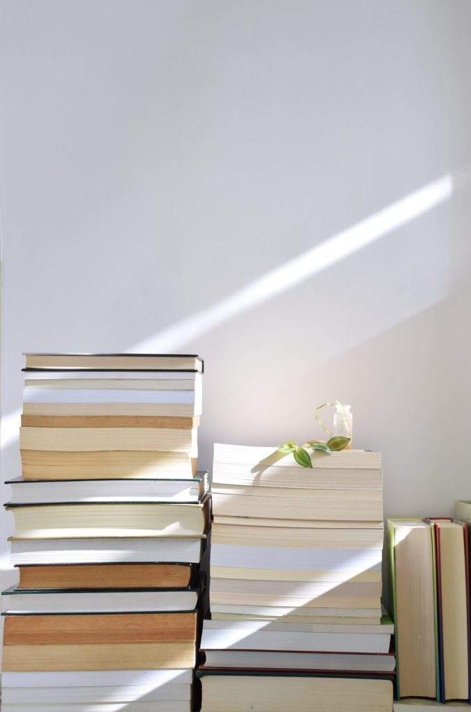 Piles de livres éclairées par la lumière du soleil