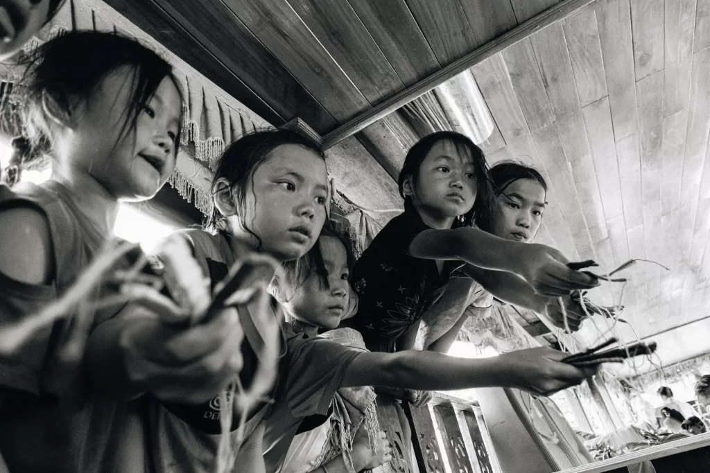 Enfants observant et manipulant des objets dans une maison en bois