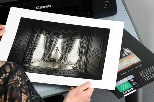 Photo imprimée d’une mariée dans un décor théâtral