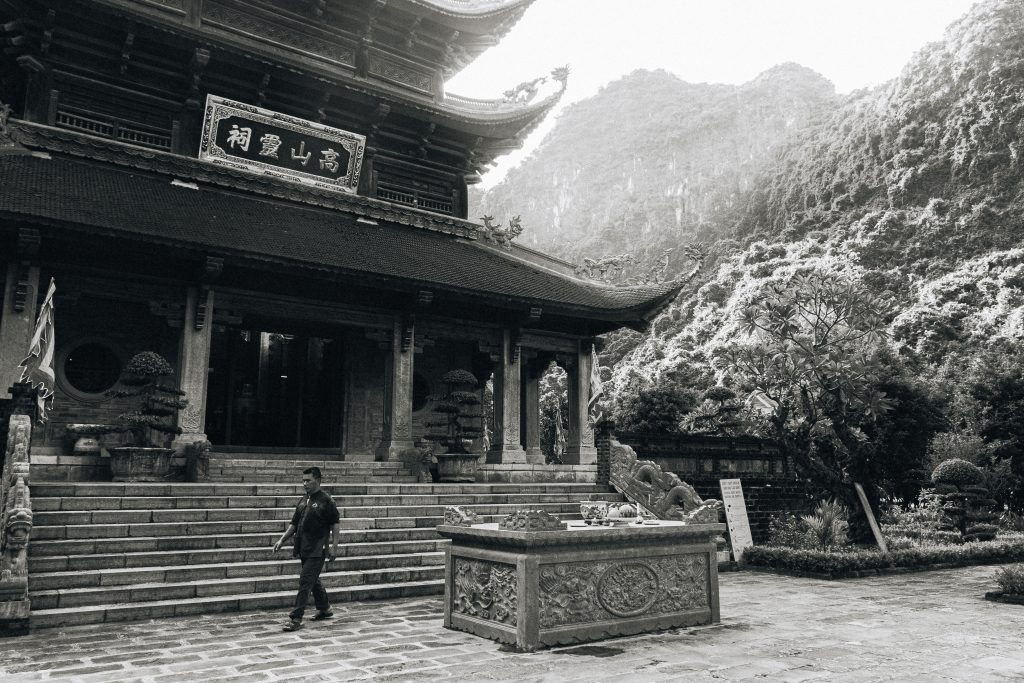 Temple asiatique traditionnel au pied de montagnes verdoyantes