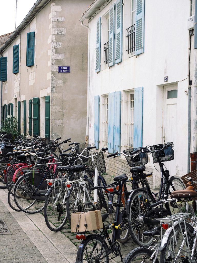 Ruelle française bordée de vélos et maisons aux volets bleus