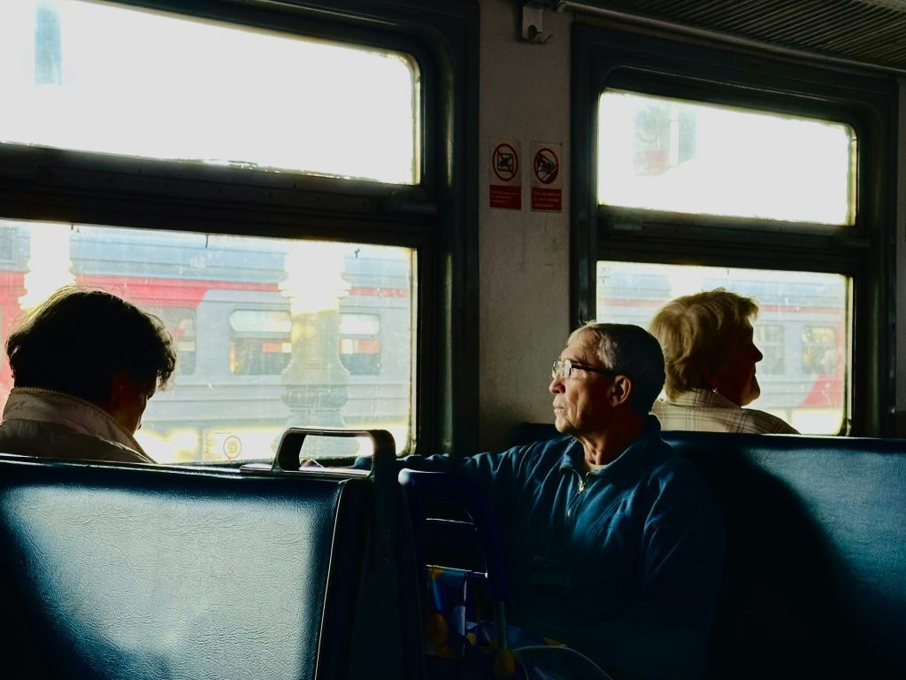 Portrait d’un couple dans un train, lumière naturelle et ambiance intimiste