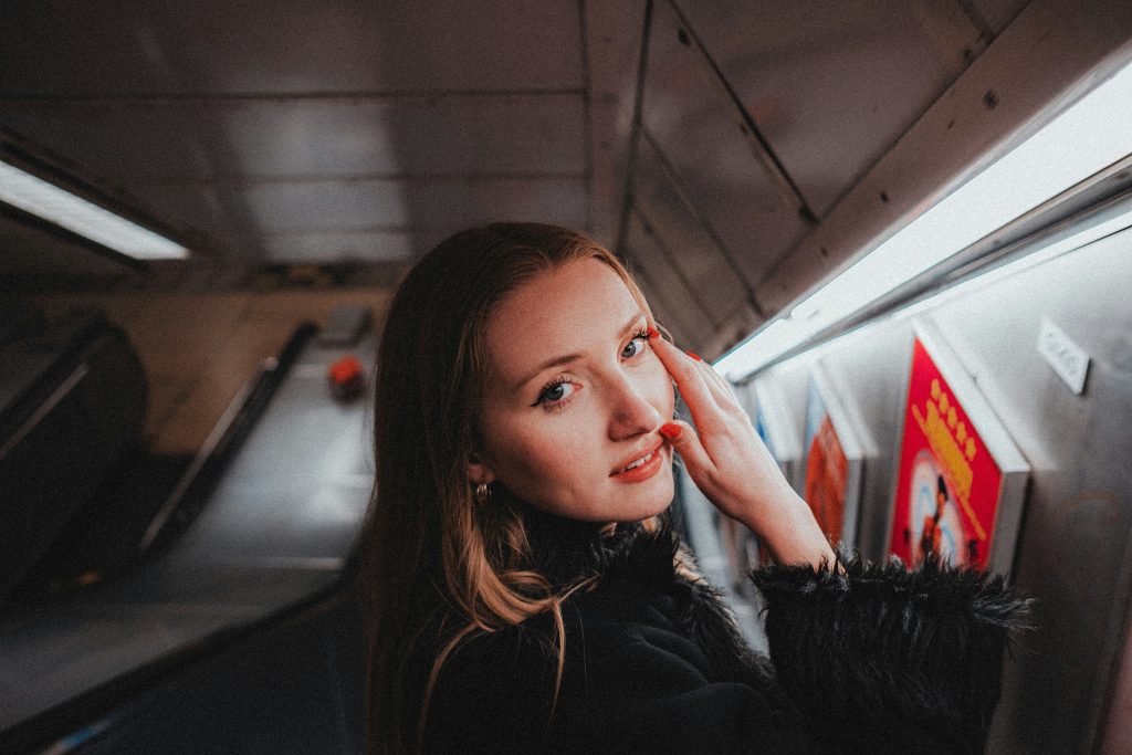 Portrait de voyage en train, lumière naturelle sur le visage d'une femme