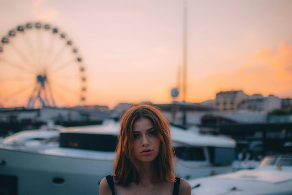 Portrait d'une femme à Paris pendant la golden hour