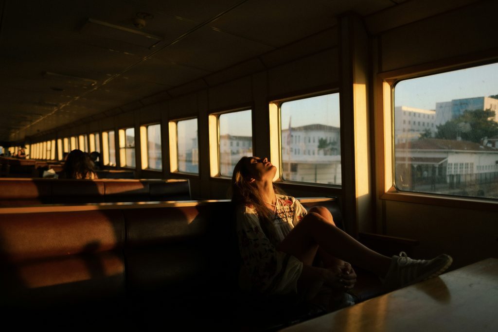Portrait en lumière naturelle dans un train au coucher du soleil