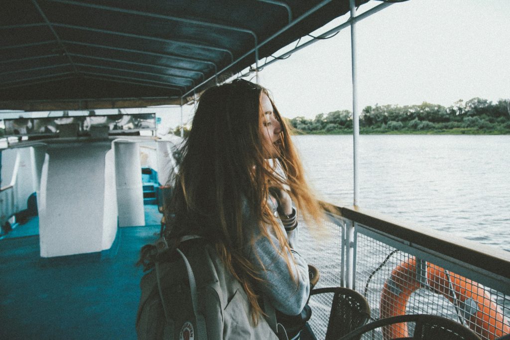 Portrait en lumière naturelle au coucher du soleil en voyage