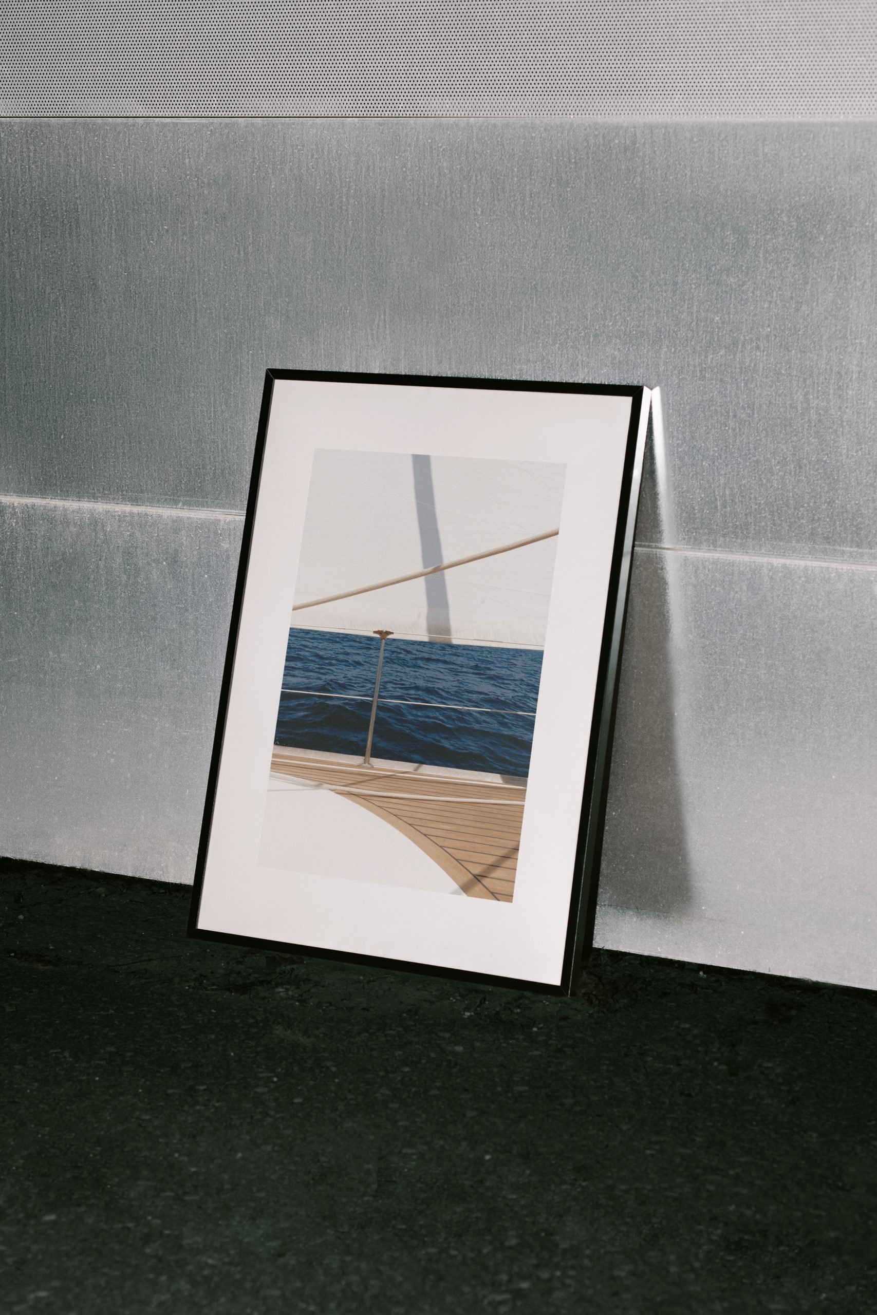Une traversée paisible sous le soleil, entre voiles blanches et mer scintillante.