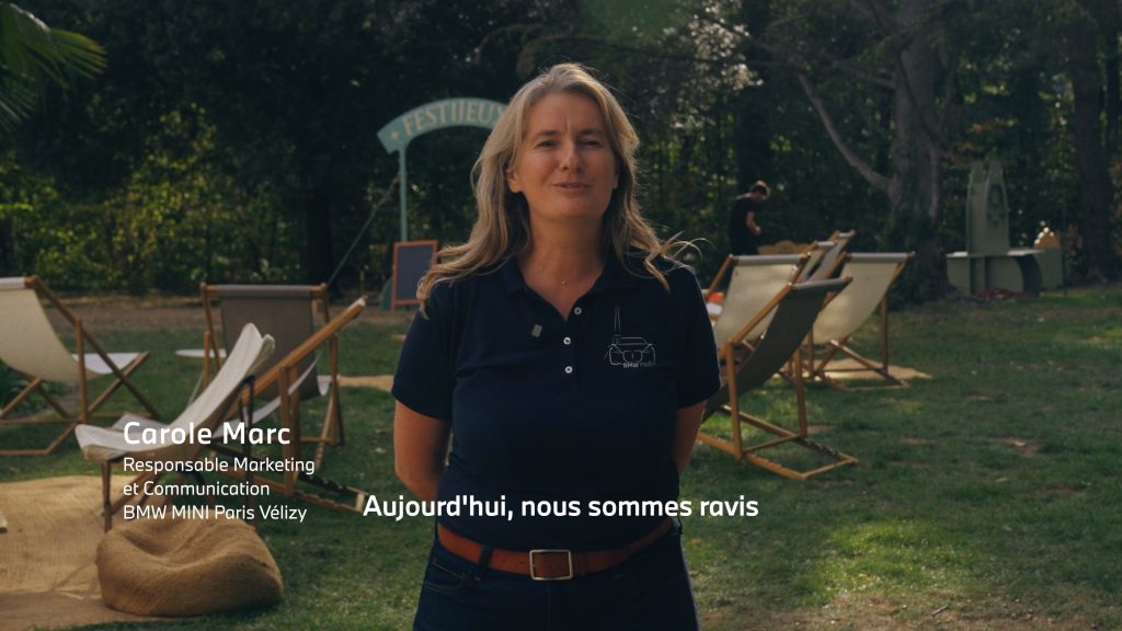 Carole Marc dans un jardin entourée de transats