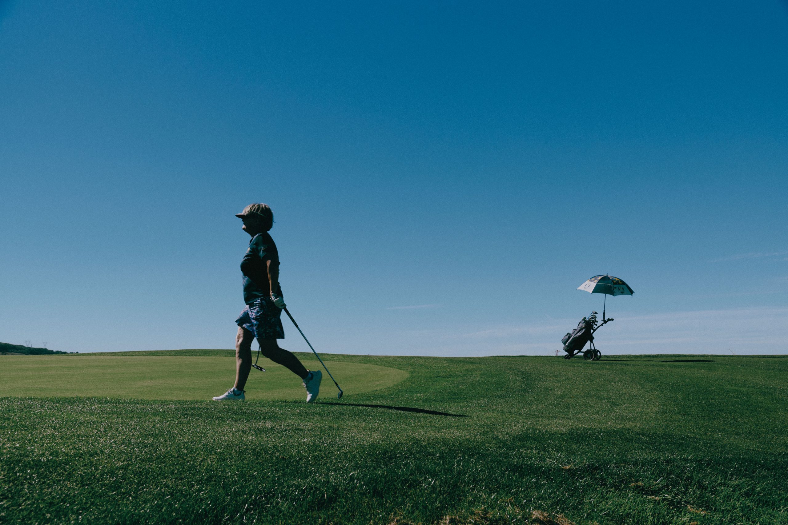 Un swing énergique sous un ciel bleu éclatant. Le parcours s’étend à perte de vue.