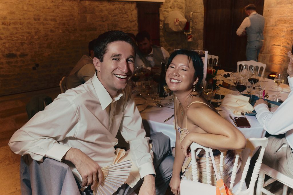 Couple souriant lors d’un dîner festif