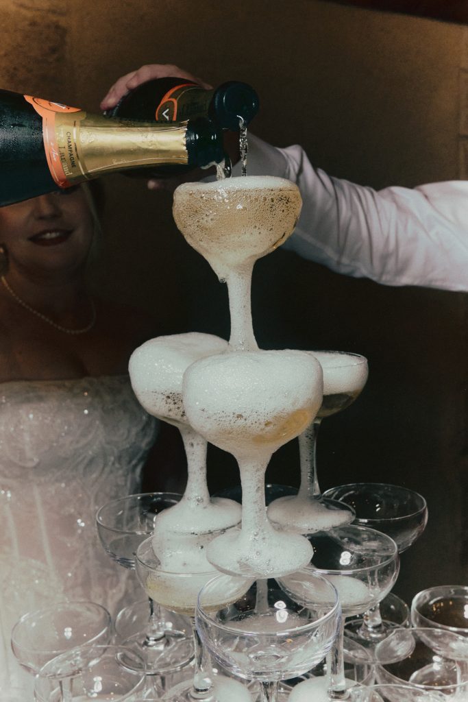 Bouteille de champagne versant dans une coupe pétillante