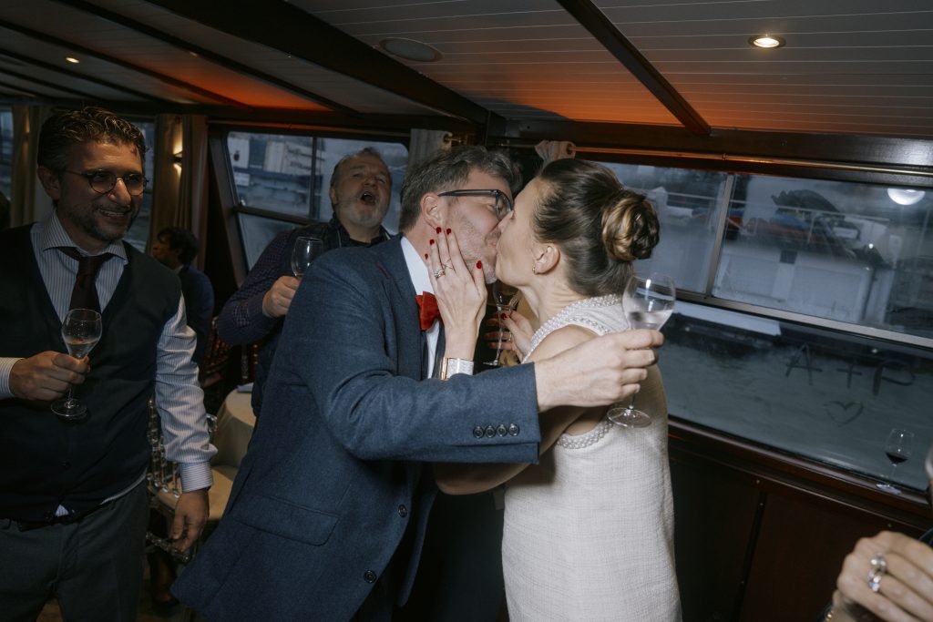 Couple s’embrassant lors d’une réception festive à bord