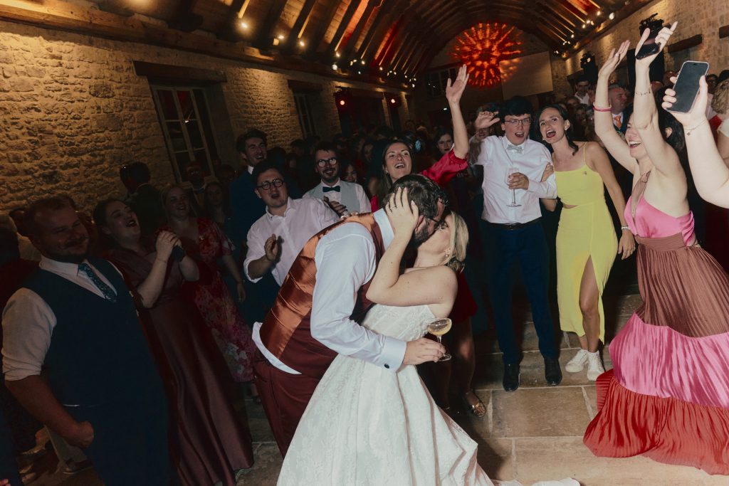 Invités réunis pour une fête de mariage animée