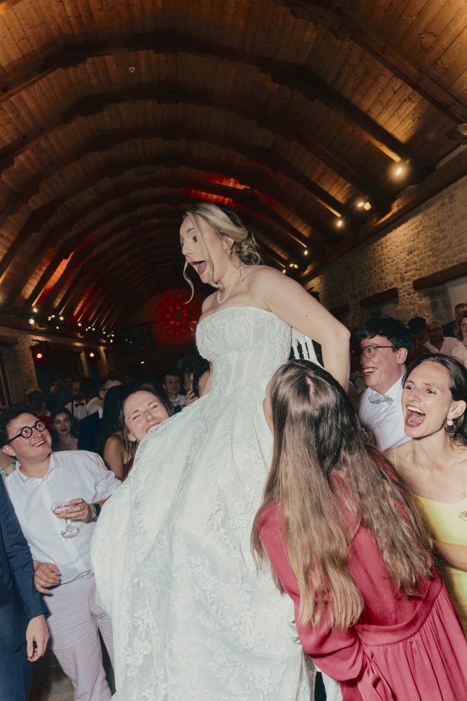Mariée portée par ses invités lors d’une fête