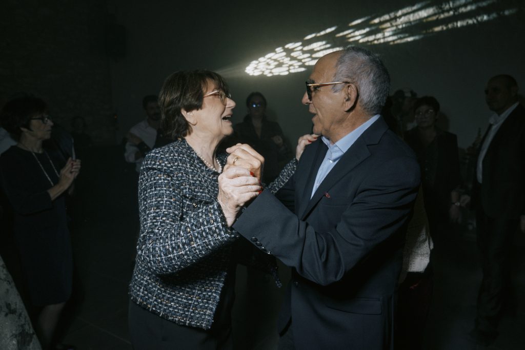 Couple âgé dansant lors d’une soirée