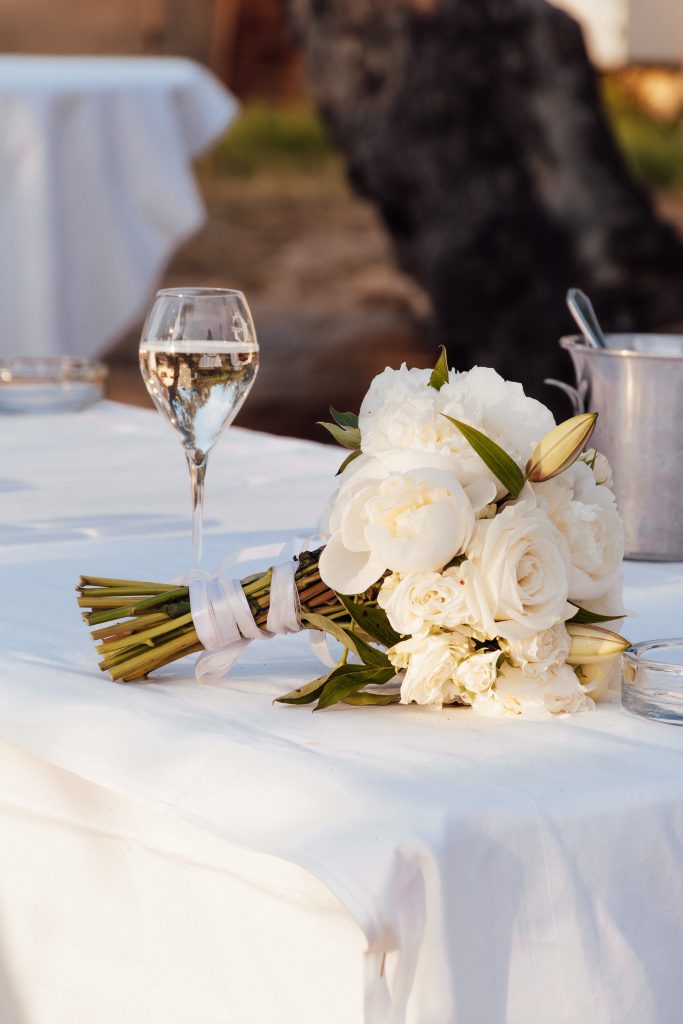 Bouquet de fleurs blanches et verres sur une table