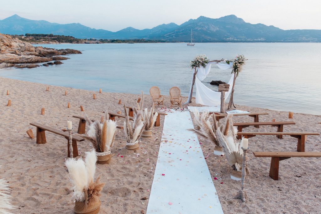 Décoration de mariage sur une plage face aux montagnes
