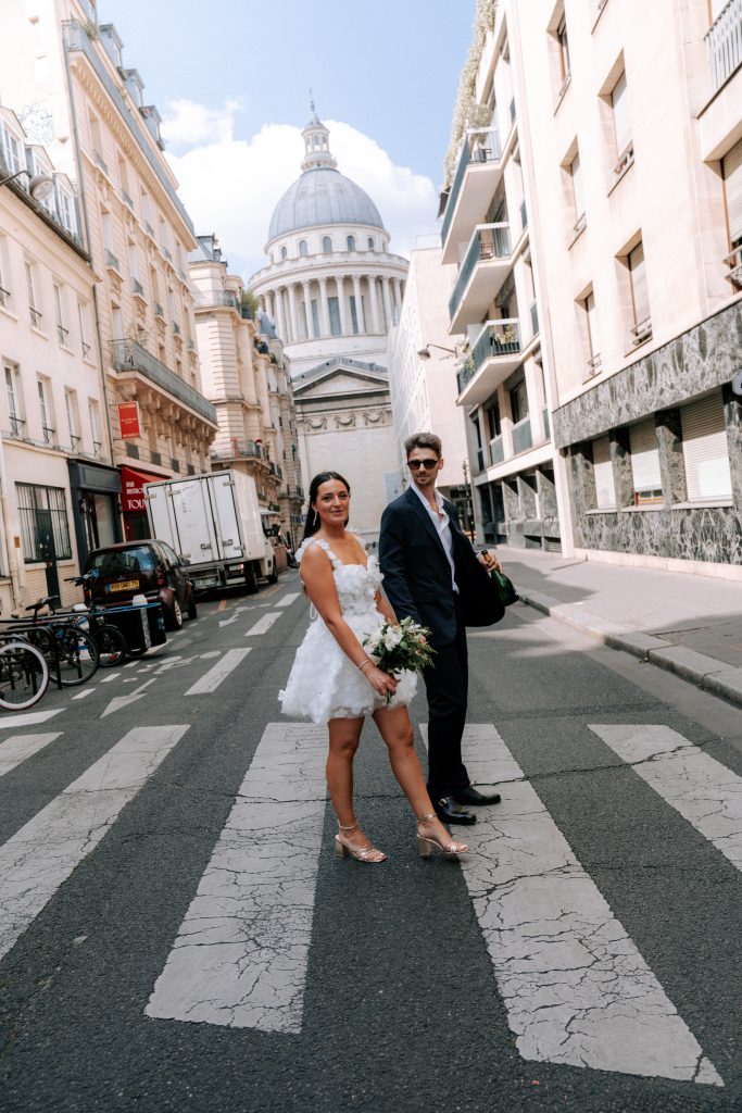 Jeunes mariés traversant une rue parisienne devant le Panthéon